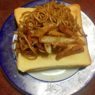 スパムと野菜の焼きそば食パン。